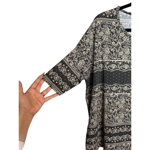 LuLaRoe Oversized Tee Retired Geo Lace Paisley Print Black Cream Size M (10-12) - Picture 4 of 4